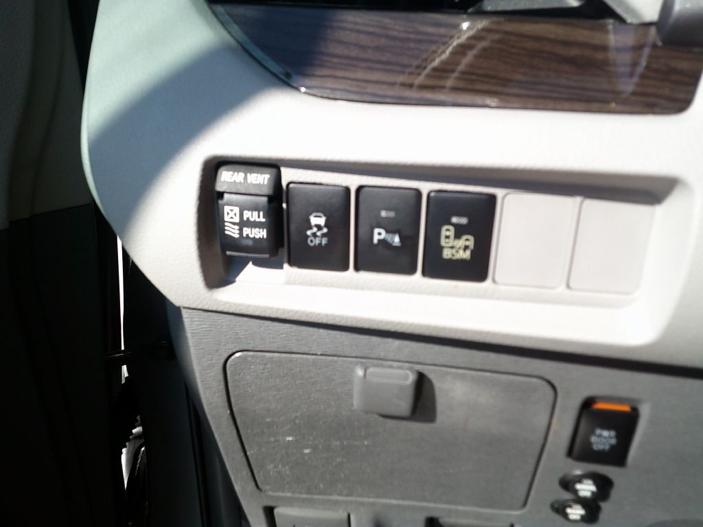 Photo 14 of this TOYOTA SIENNA
