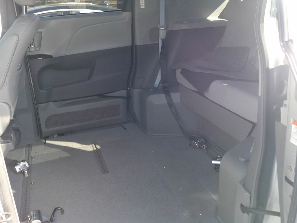 Photo 17 of this TOYOTA SIENNA