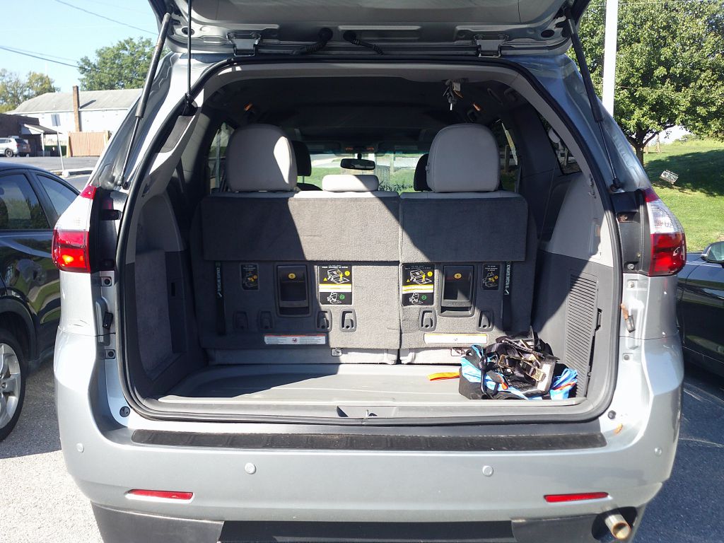 Photo 20 of this TOYOTA SIENNA