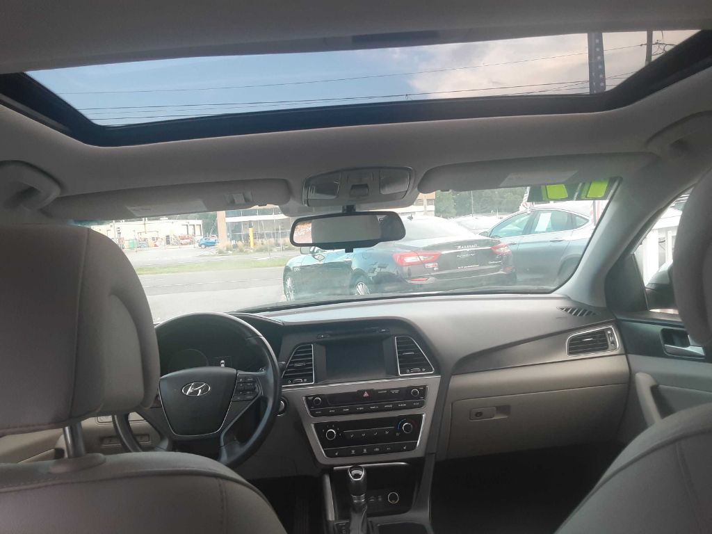 Photo 9 of this HYUNDAI SONATA
