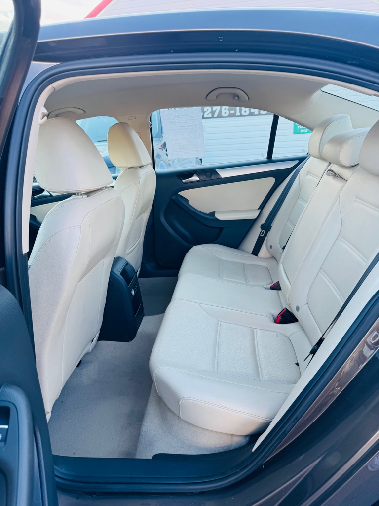 Photo 8 of this VOLKSWAGEN JETTA