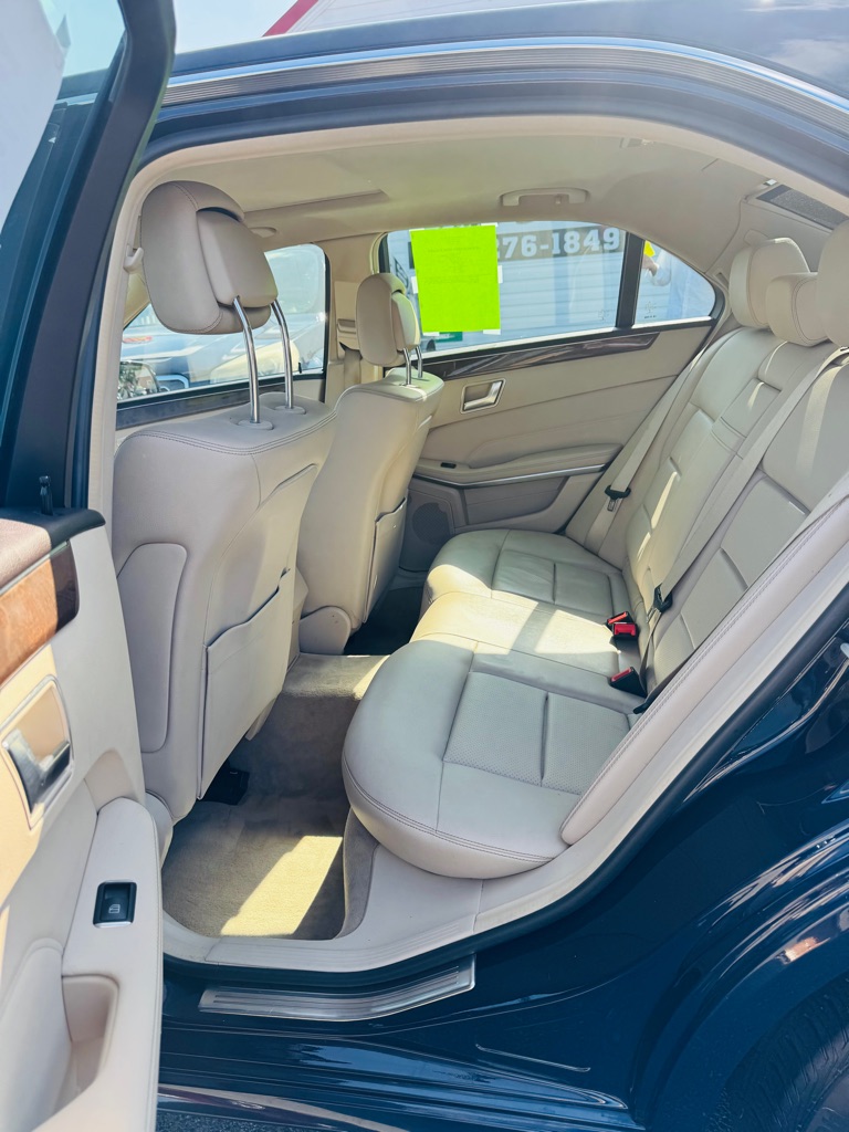 Photo 8 of this MERCEDES-BENZ E-CLASS