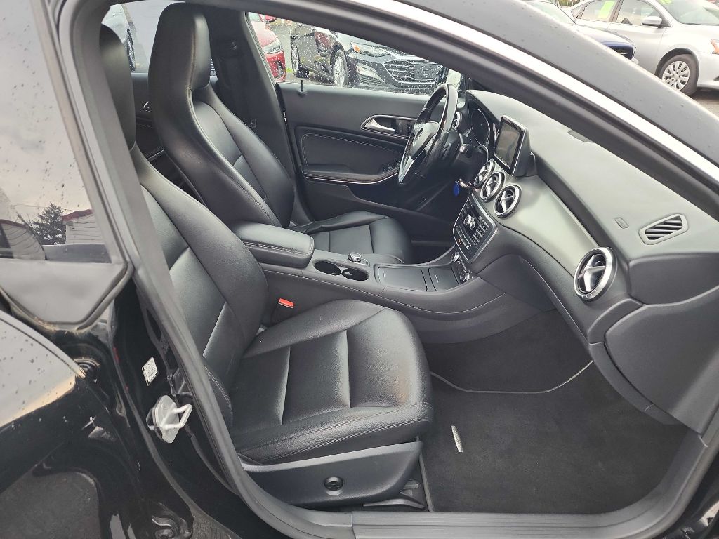 Photo 17 of this MERCEDES-BENZ CLA