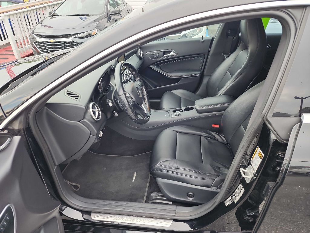 Photo 8 of this MERCEDES-BENZ CLA