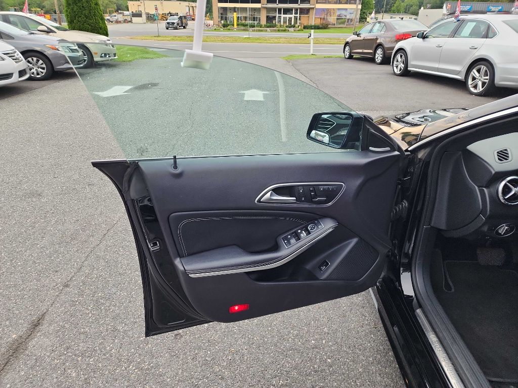 Photo 6 of this MERCEDES-BENZ CLA