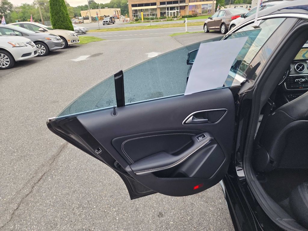 Photo 10 of this MERCEDES-BENZ CLA