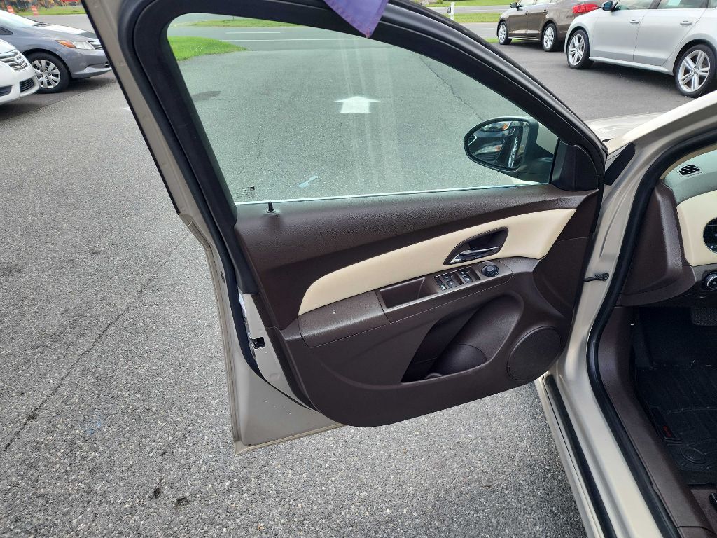 Photo 6 of this CHEVROLET CRUZE