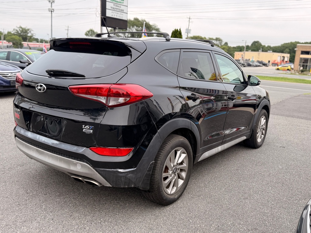 Photo 4 of this HYUNDAI TUCSON