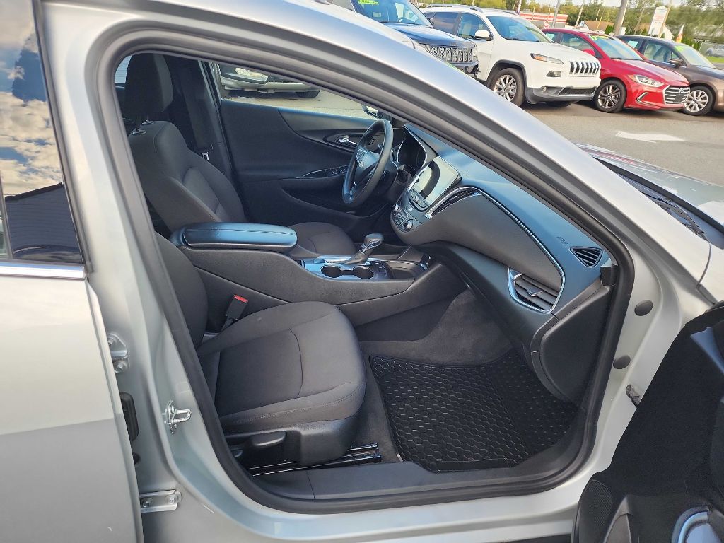 Photo 15 of this CHEVROLET MALIBU