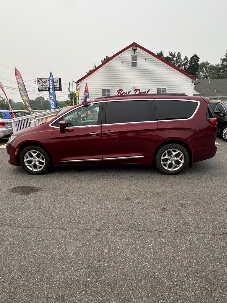 Photo 3 of this CHRYSLER PACIFICA