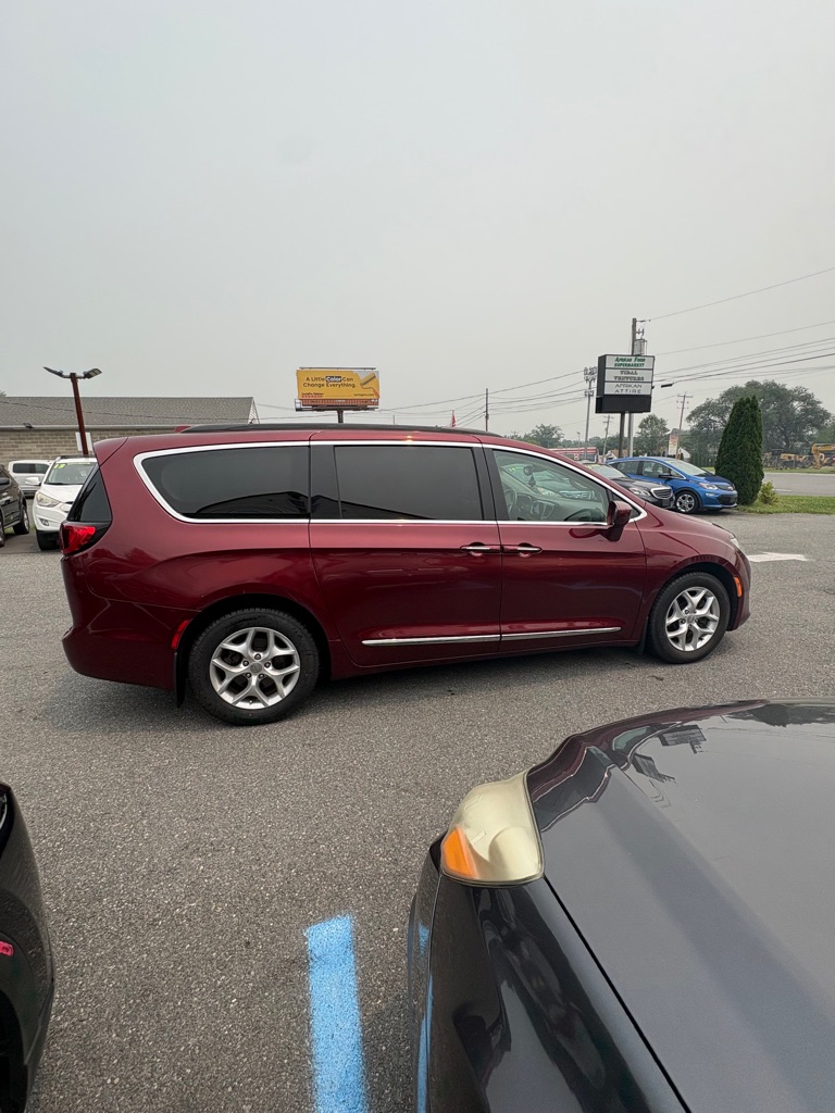 Photo 7 of this CHRYSLER PACIFICA