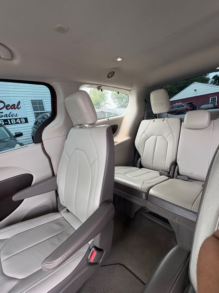 Photo 14 of this CHRYSLER PACIFICA