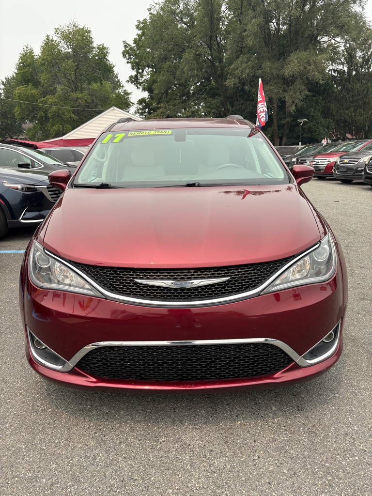 Photo 2 of this CHRYSLER PACIFICA