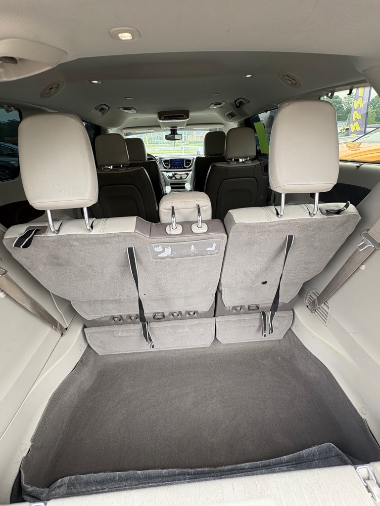 Photo 16 of this CHRYSLER PACIFICA