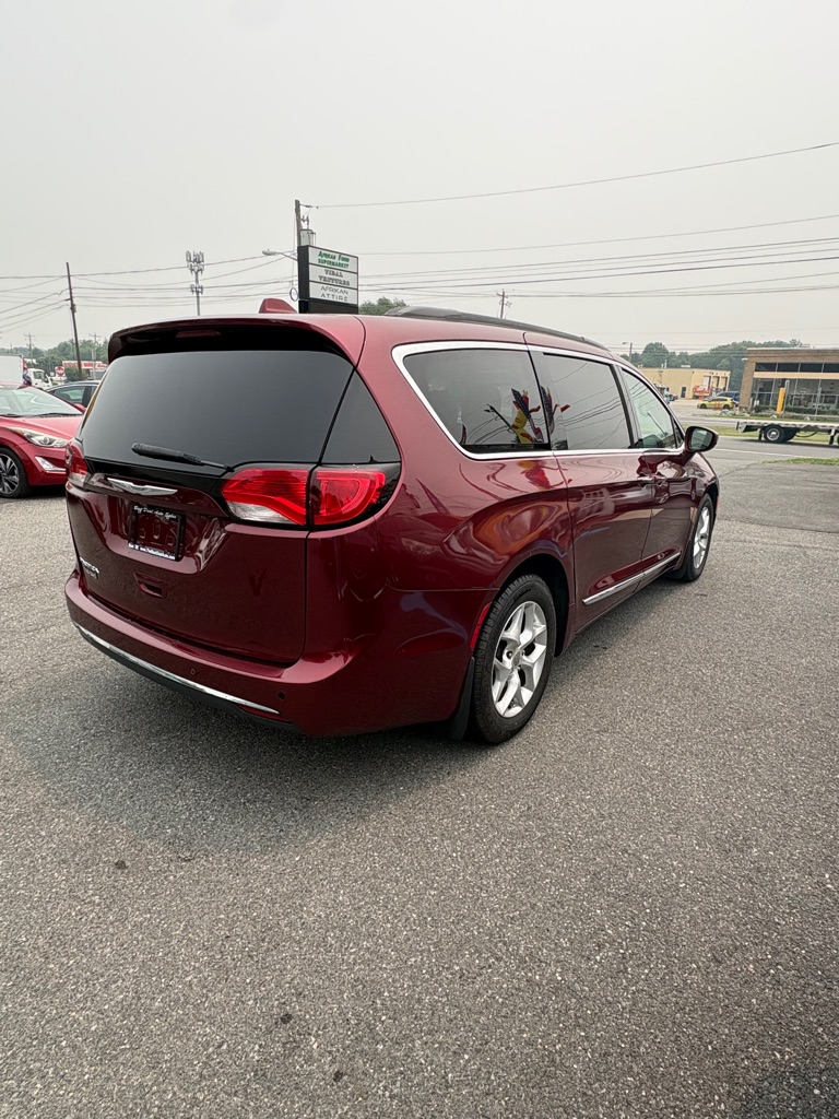 Photo 6 of this CHRYSLER PACIFICA