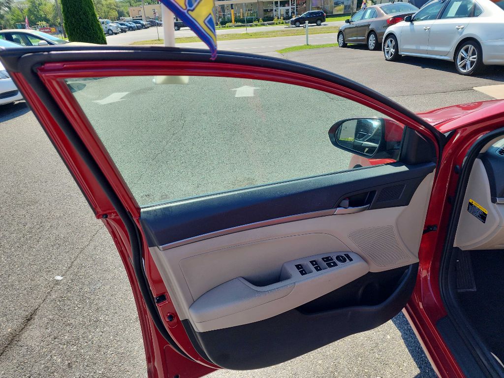 Photo 8 of this HYUNDAI ELANTRA