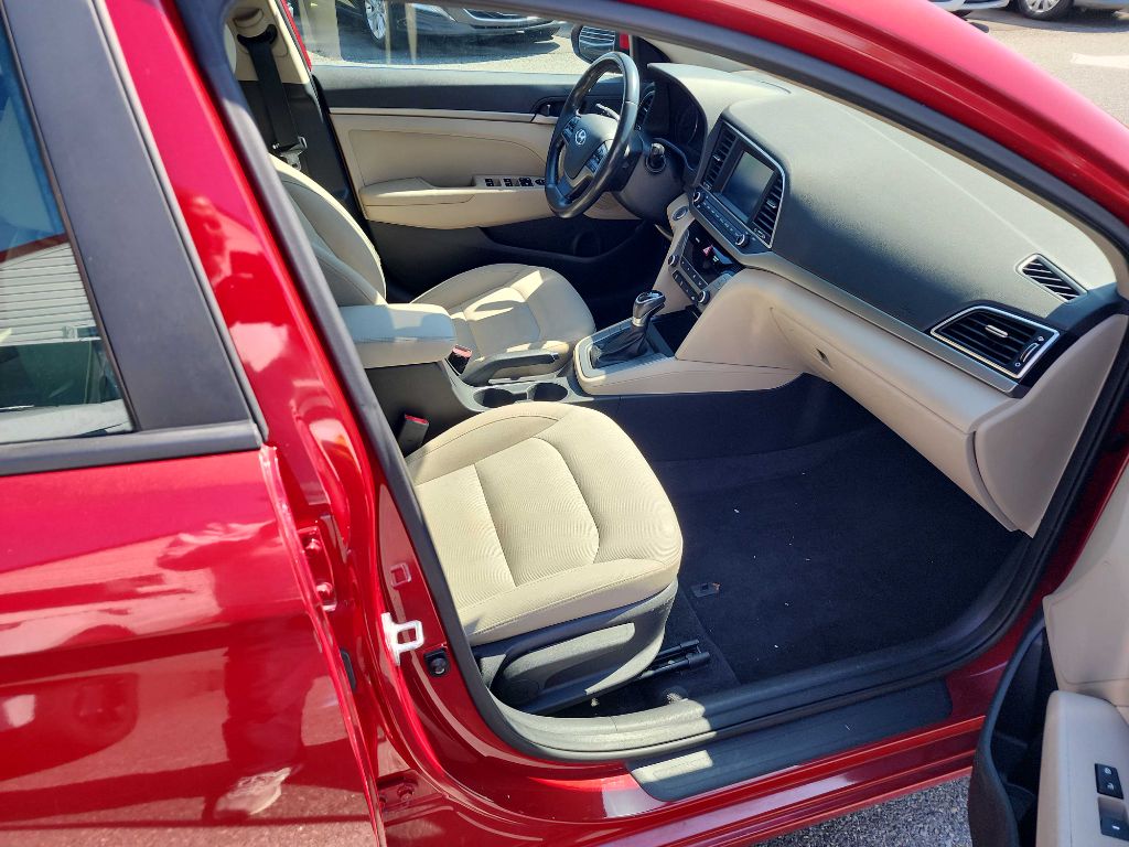 Photo 17 of this HYUNDAI ELANTRA