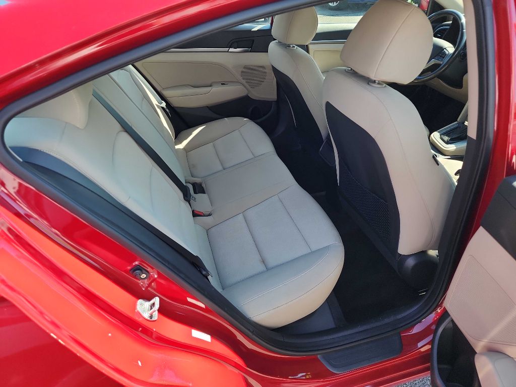 Photo 14 of this HYUNDAI ELANTRA