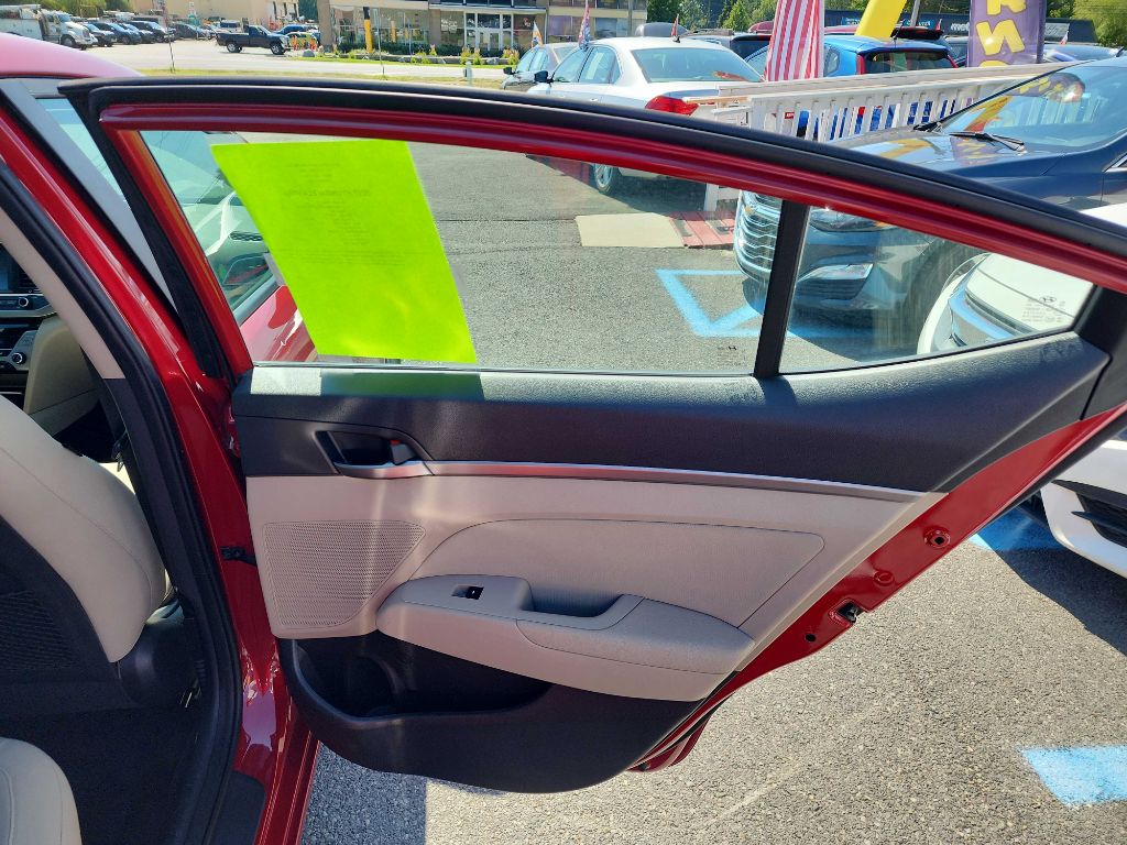 Photo 11 of this HYUNDAI ELANTRA