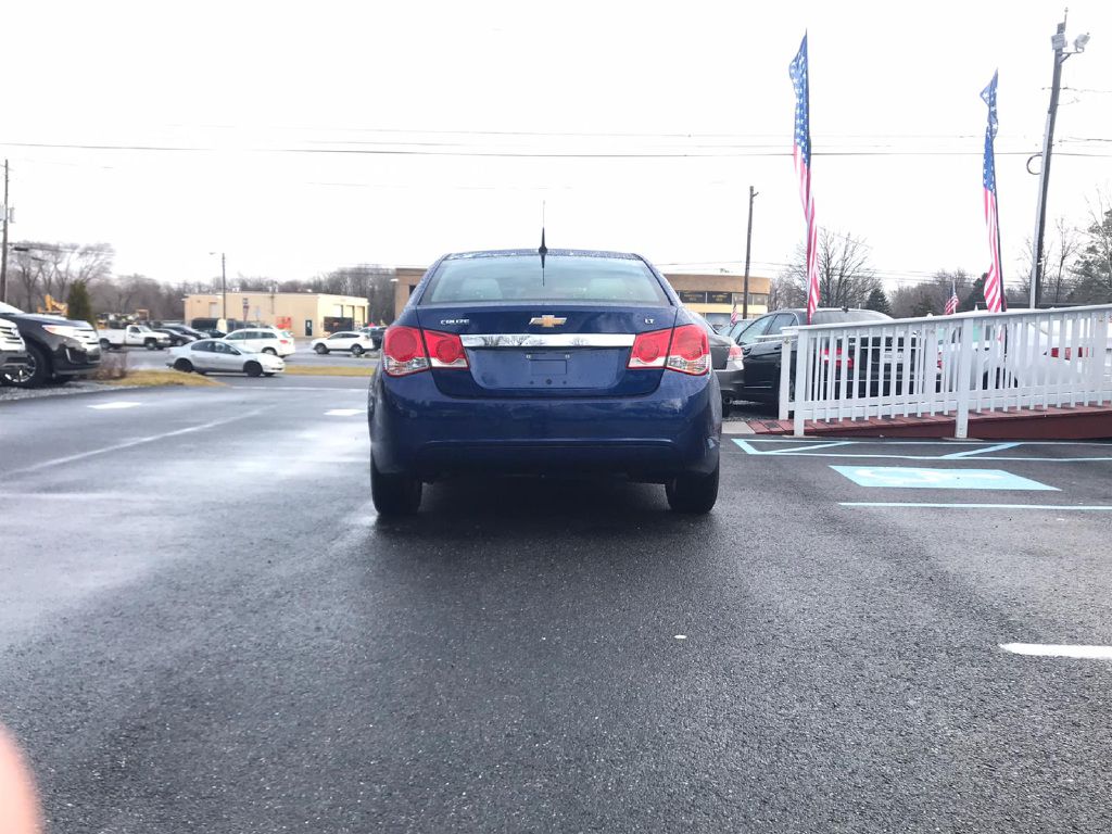 Photo 4 of this CHEVROLET CRUZE
