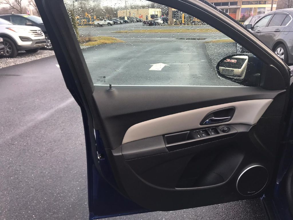 Photo 6 of this CHEVROLET CRUZE