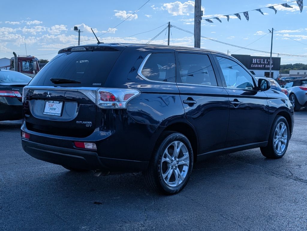 Photo 8 of this MITSUBISHI OUTLANDER