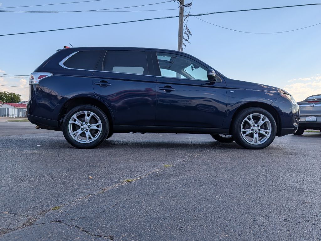 Photo 6 of this MITSUBISHI OUTLANDER