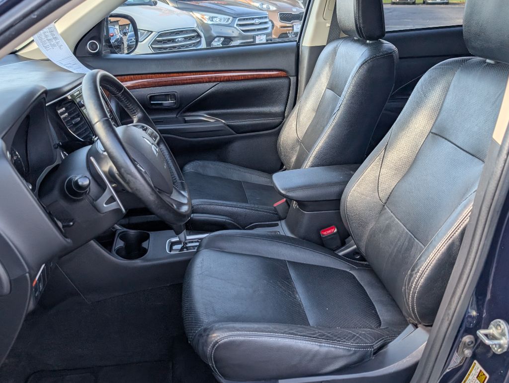 Photo 23 of this MITSUBISHI OUTLANDER