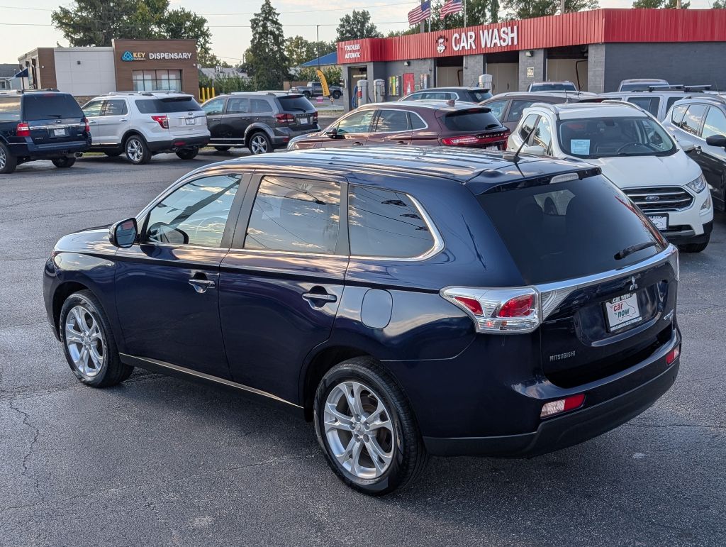 Photo 13 of this MITSUBISHI OUTLANDER