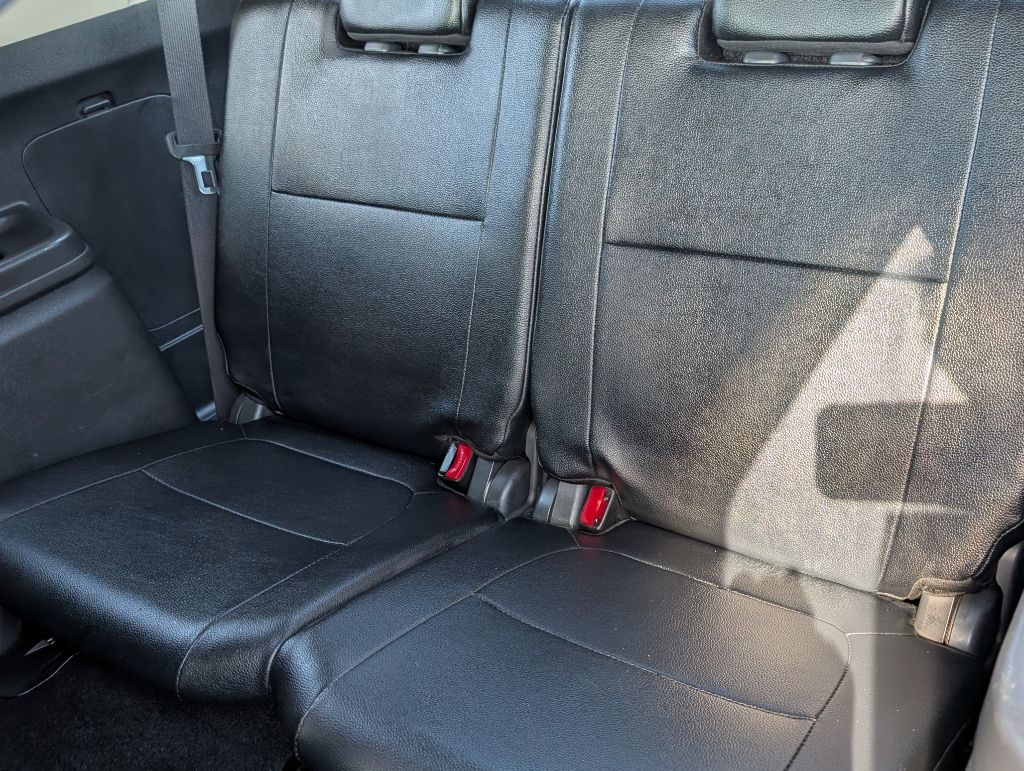 Photo 27 of this MITSUBISHI OUTLANDER