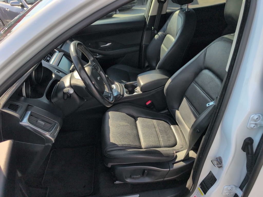 Photo 25 of this JAGUAR E-PACE