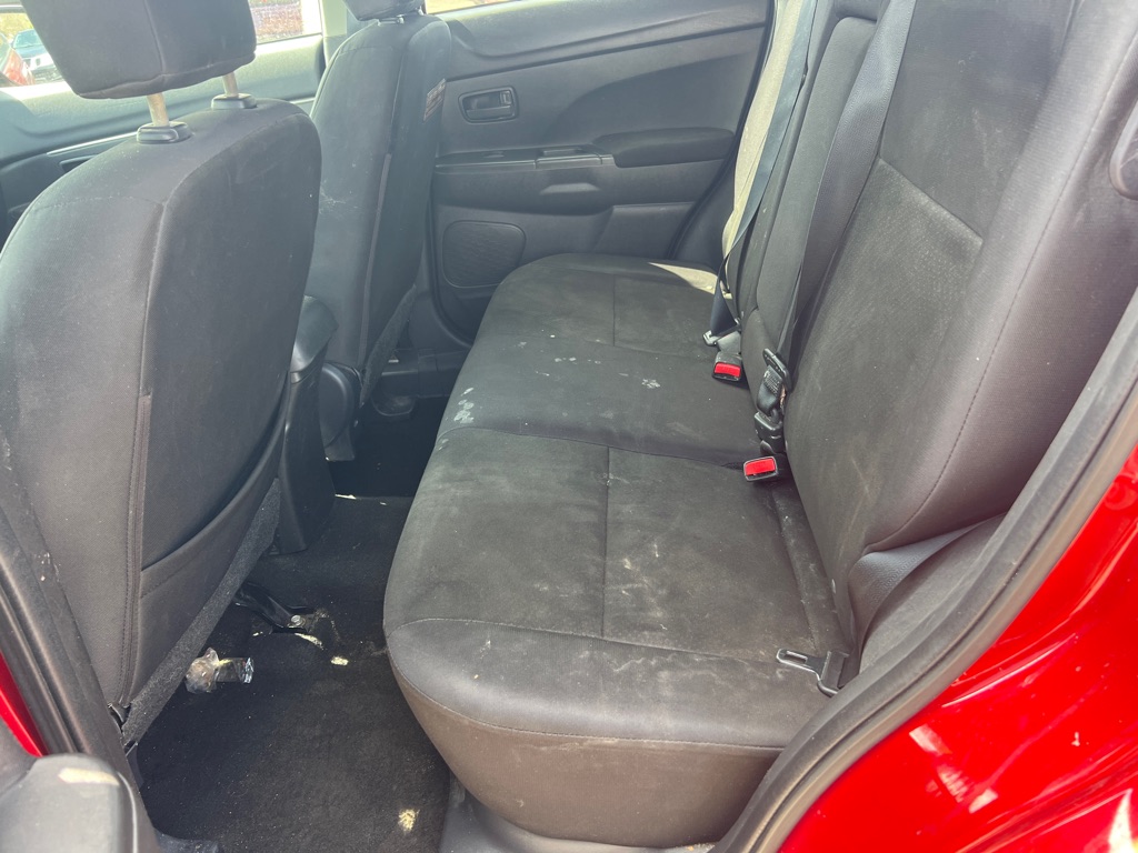 Photo 12 of this MITSUBISHI OUTLANDER SPORT