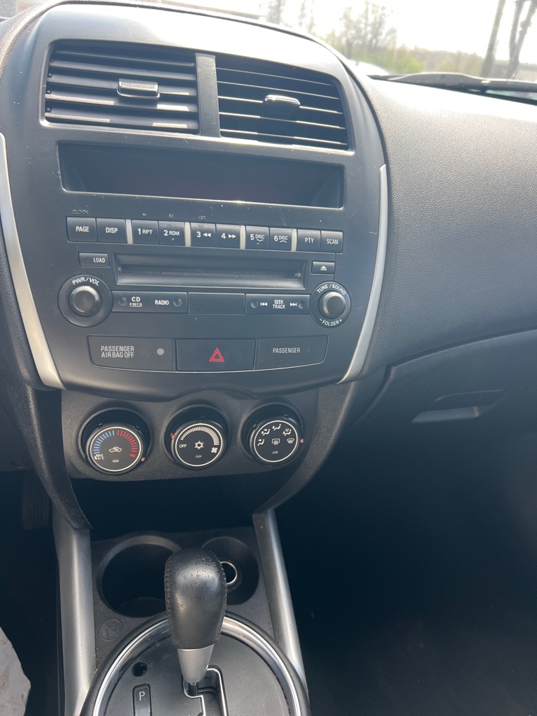 Photo 19 of this MITSUBISHI OUTLANDER SPORT