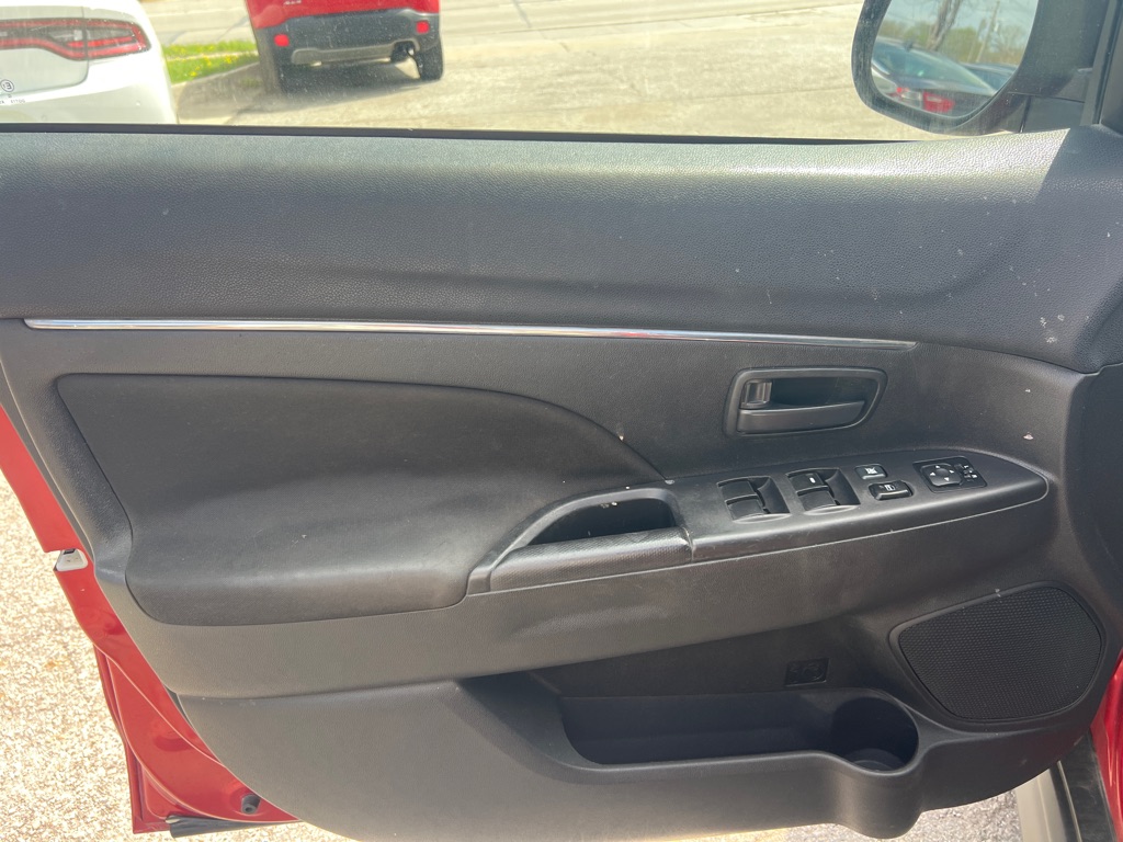Photo 15 of this MITSUBISHI OUTLANDER SPORT