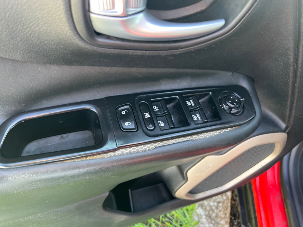 Photo 12 of this JEEP RENEGADE
