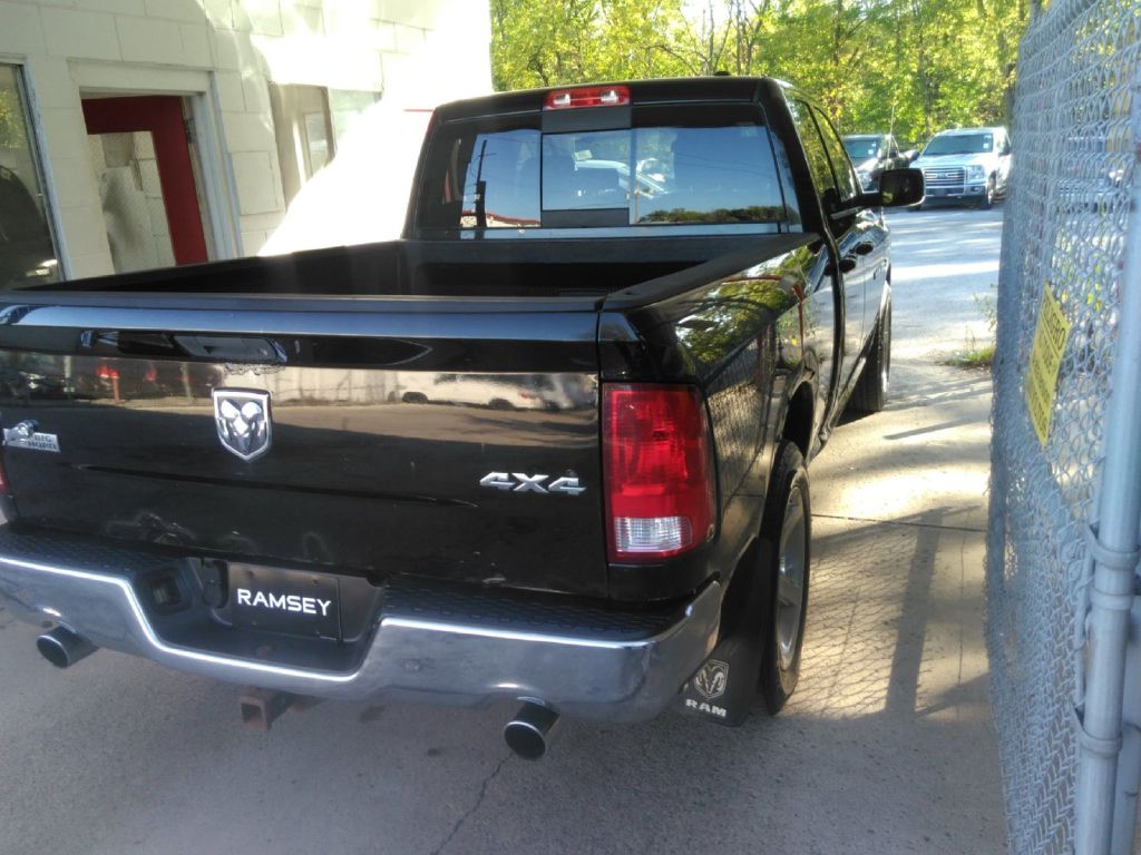Photo 2 of this DODGE RAM 1500