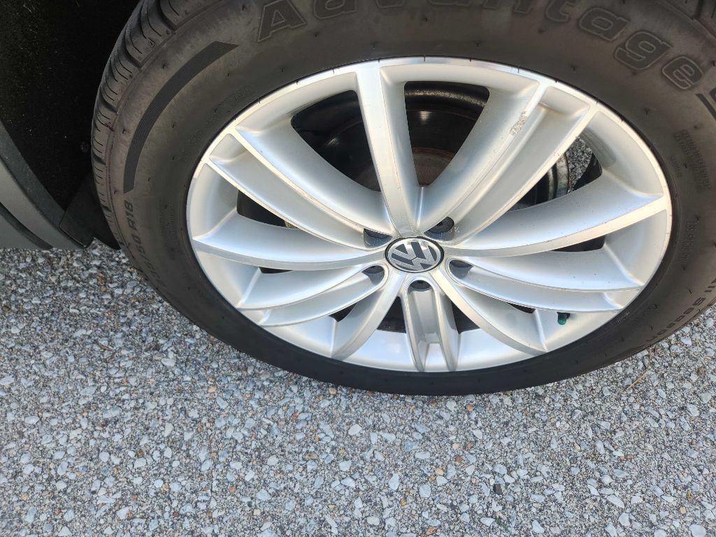 Photo 23 of this VOLKSWAGEN TIGUAN