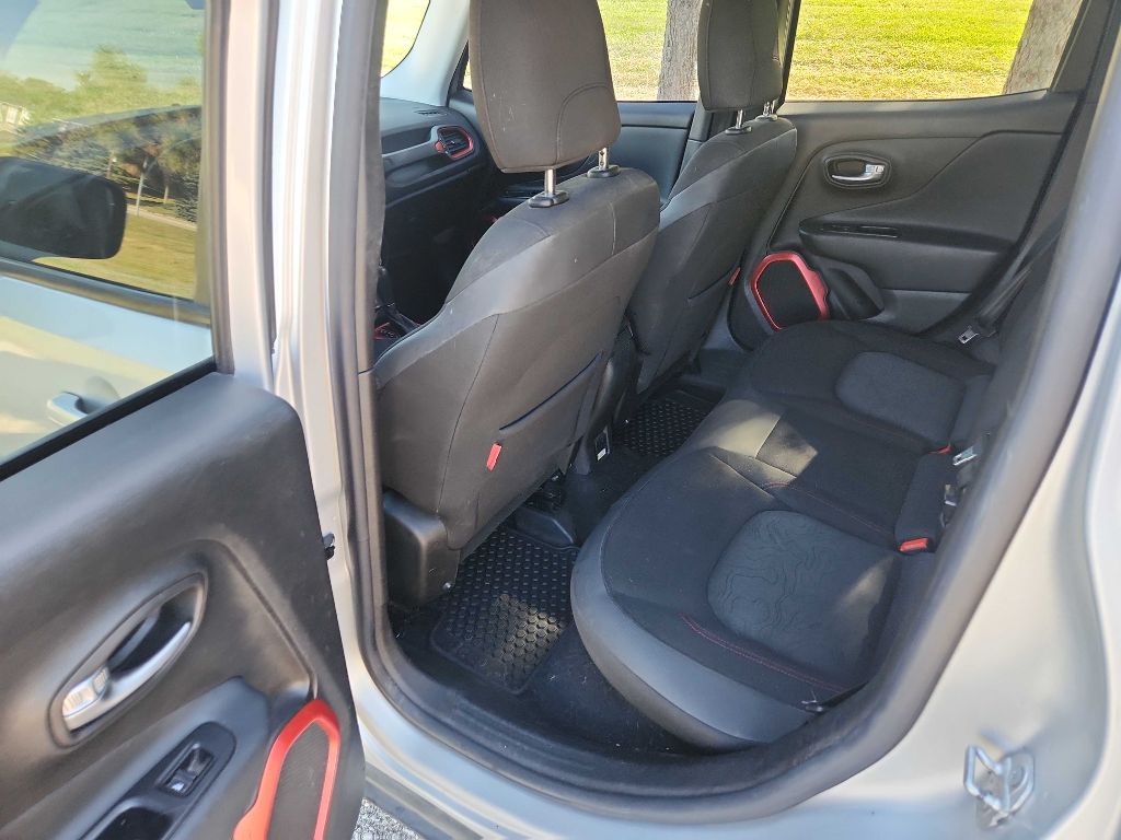 Photo 15 of this JEEP RENEGADE