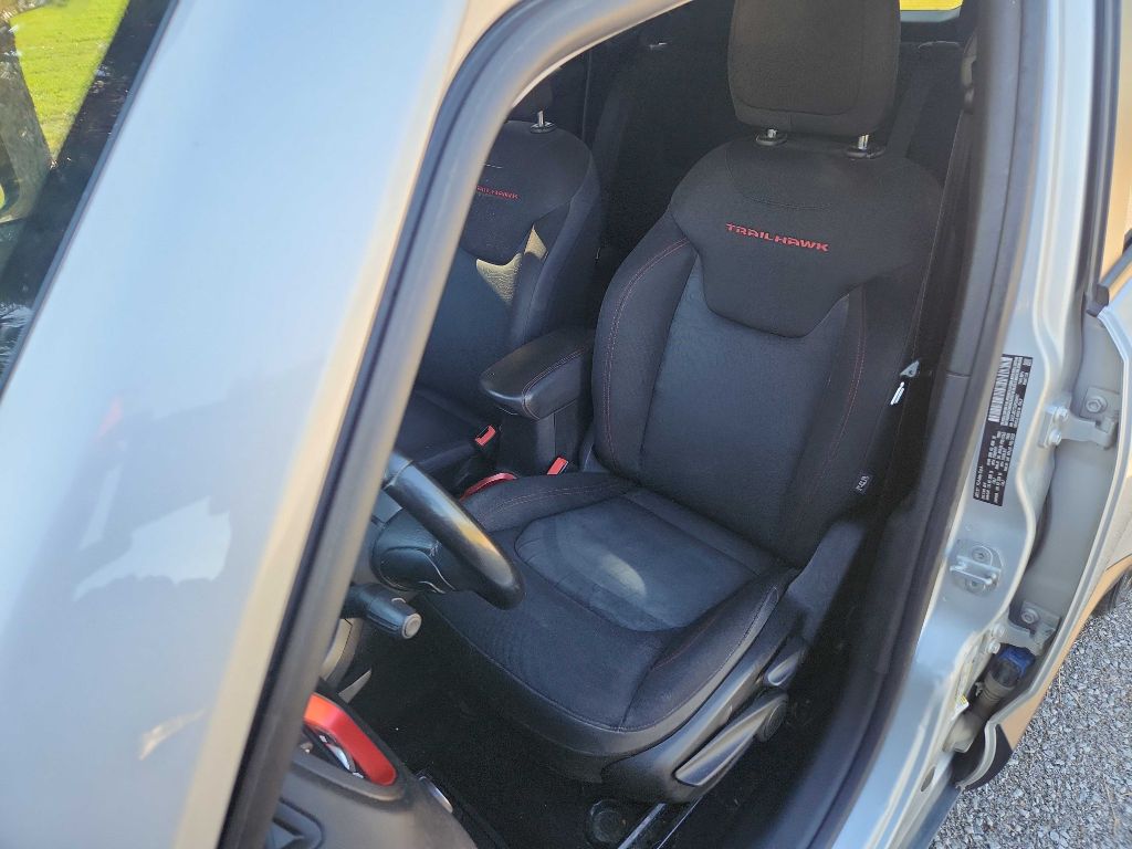Photo 14 of this JEEP RENEGADE