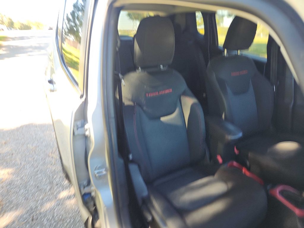 Photo 20 of this JEEP RENEGADE