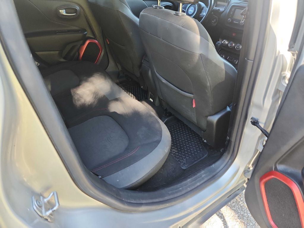 Photo 17 of this JEEP RENEGADE