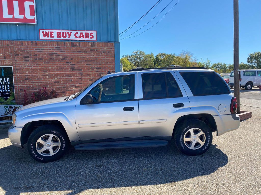 Photo 2 of this CHEVROLET TRAILBLAZER