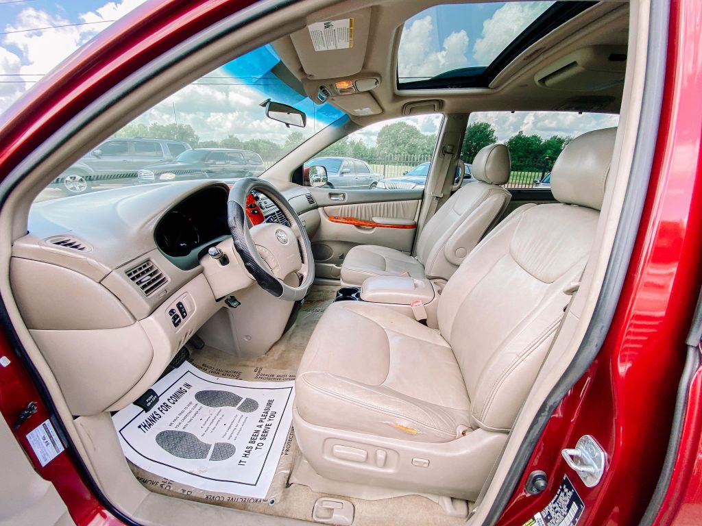 Photo 4 of this TOYOTA SIENNA