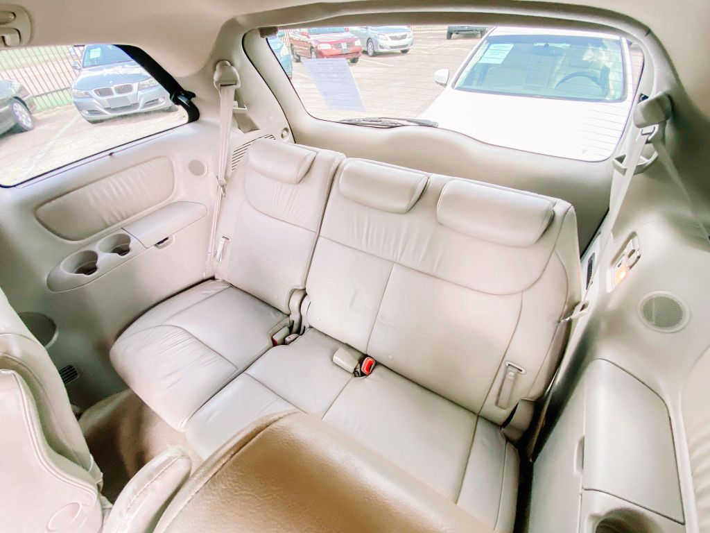 Photo 9 of this TOYOTA SIENNA