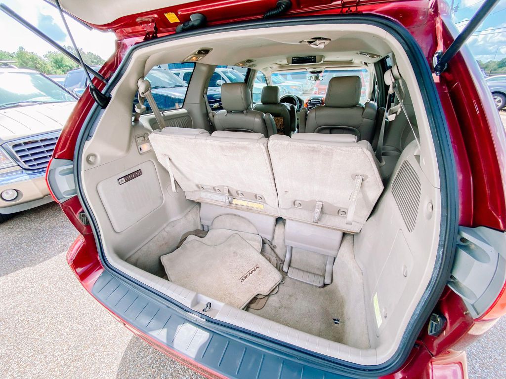 Photo 10 of this TOYOTA SIENNA