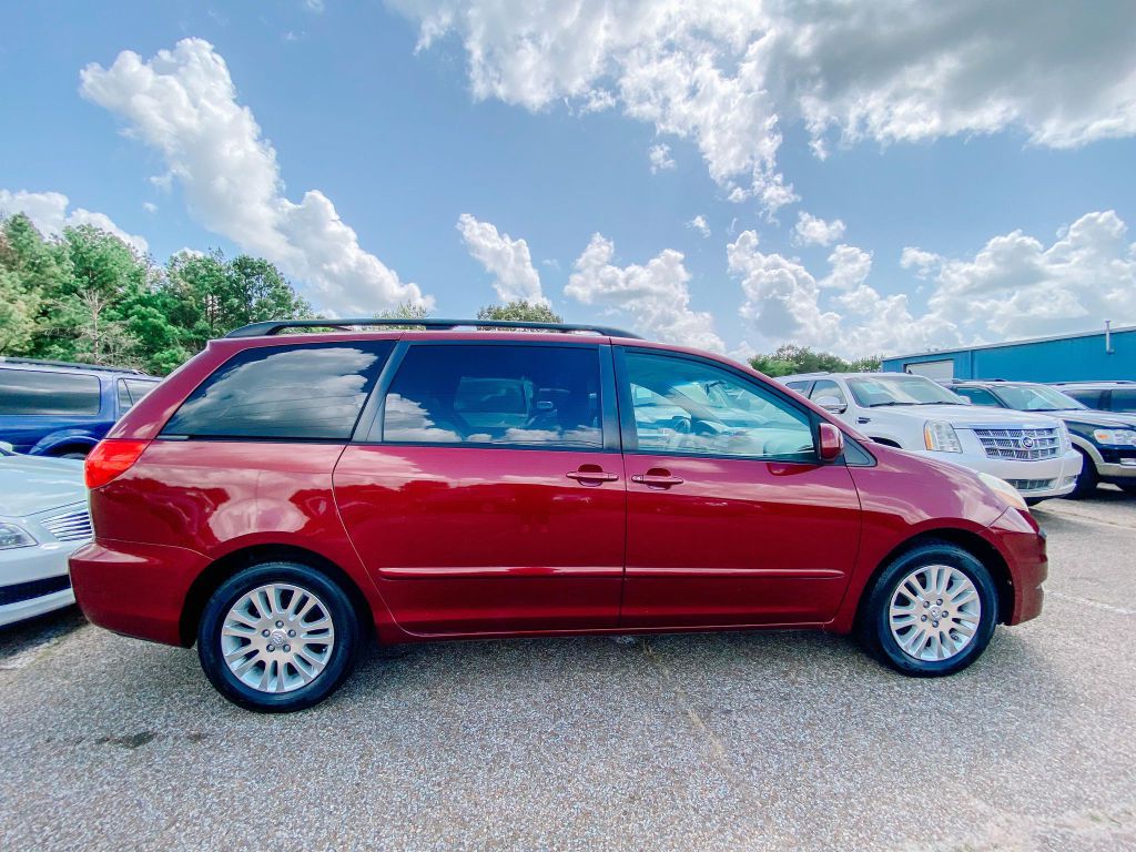 Photo 2 of this TOYOTA SIENNA