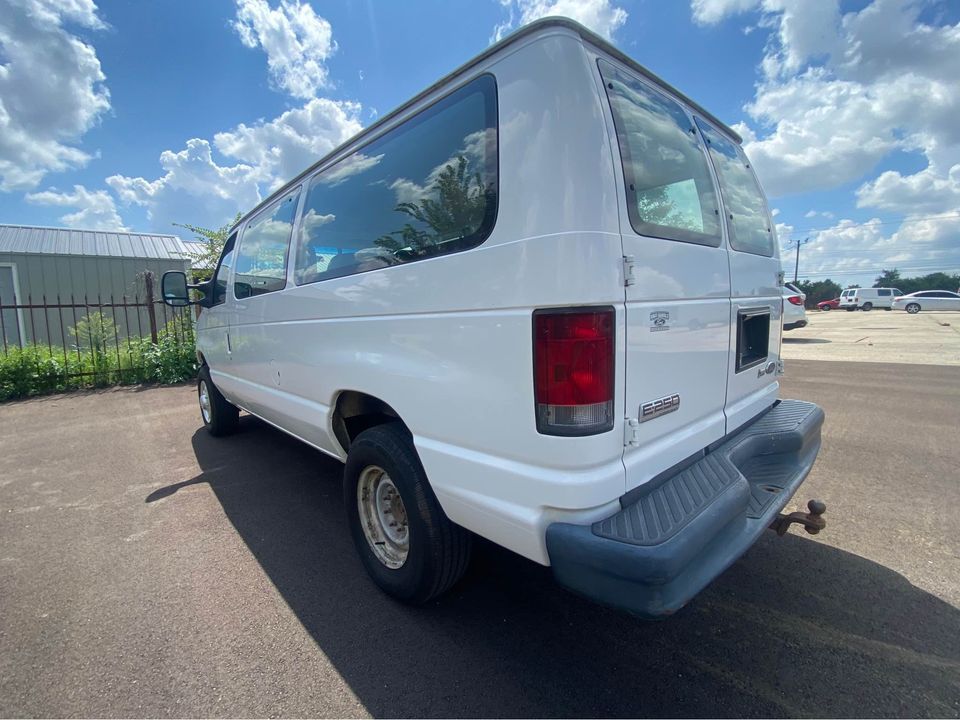 Photo 7 of this FORD ECONOLINE