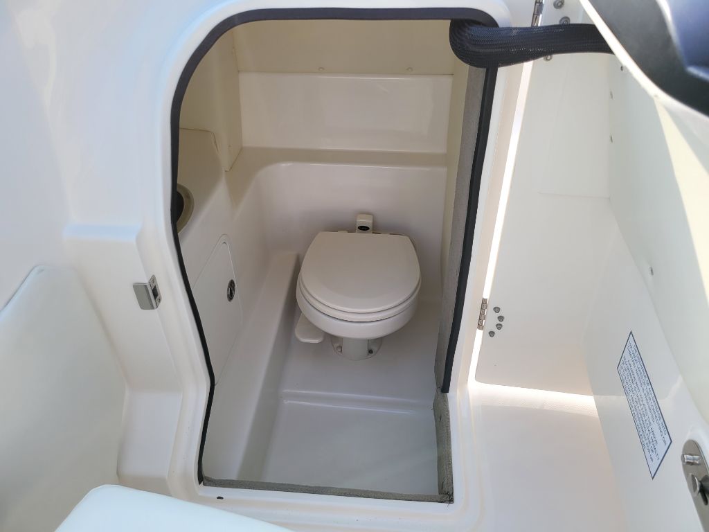 Photo 53 of this SEA RAY SLX