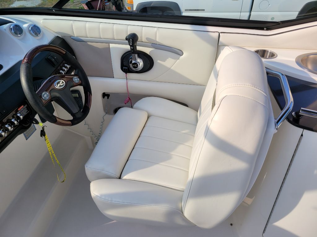 Photo 41 of this SEA RAY SLX