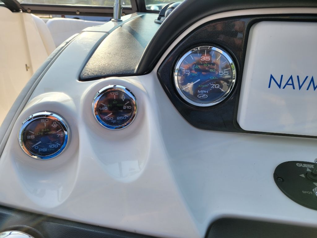 Photo 46 of this SEA RAY SLX